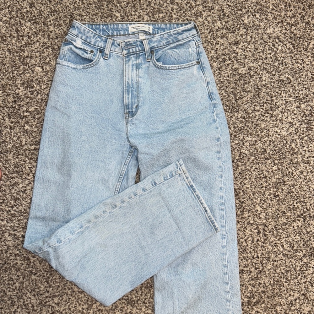 A&F: 90’s Relaxed High Rise Jean